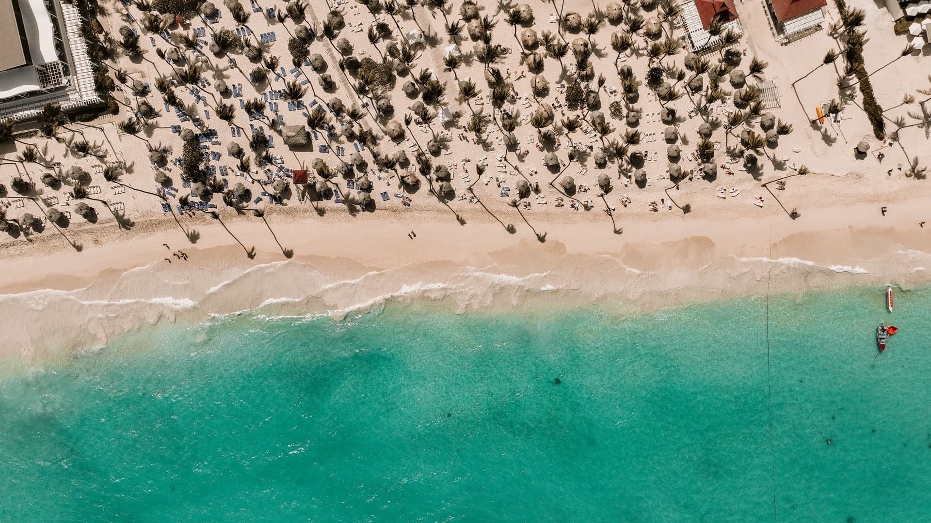 Vista aérea de resort e praia de areia clara em Punta Cana