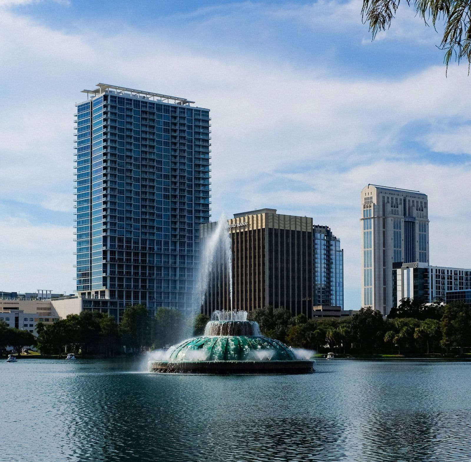 Lake Eola e skyline de Orlando, representando os Estados Unidos